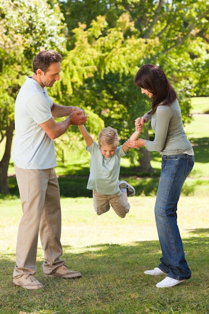 Blije familie in het park