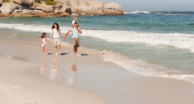 Blije familie op het strand