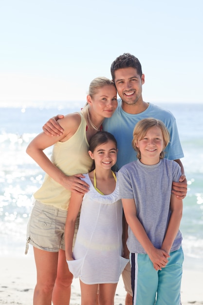 Blije familie op het strand