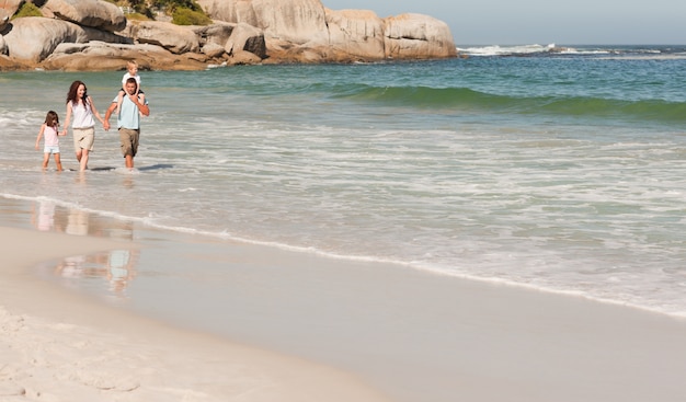 Blije familie op het strand