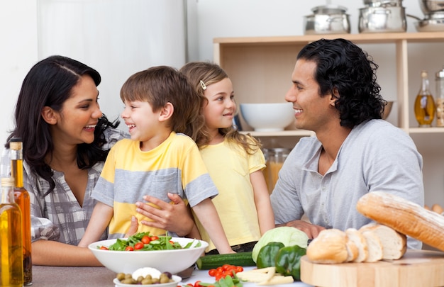 Blije familie plezier in de keuken