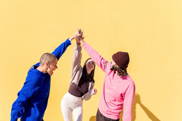 Blije jonge mensen geven high fives en hebben plezier