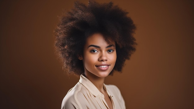Blije jonge vrouw die met afro op pastelkleurachtergrond glimlacht Generatieve AI