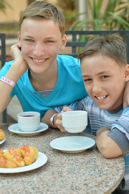 Blije kinderen bij het ontbijt op tropisch resort