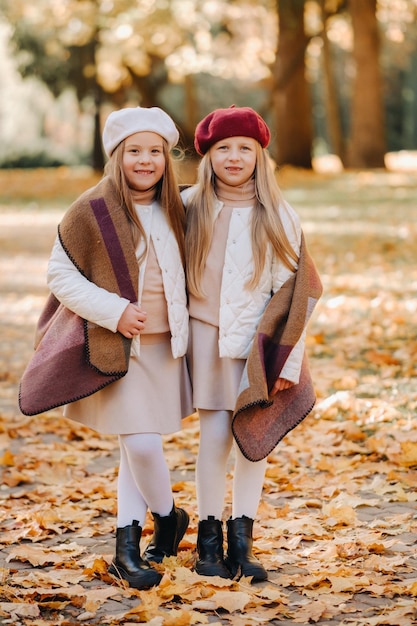 Blije kinderen knuffelen in een prachtig herfstpark