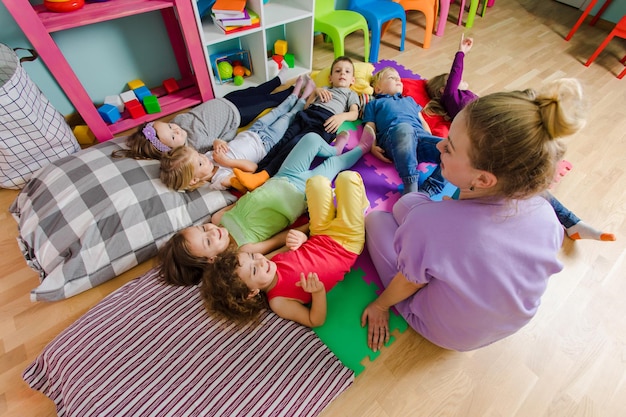 Foto blije kleuters na een dutje op de kleuterschool