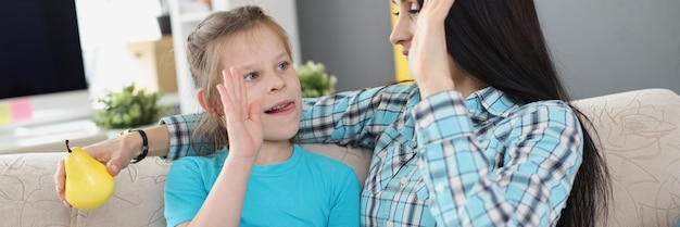 Foto blije mama en kind eten peren