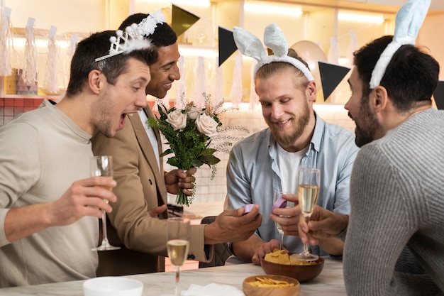 Blije mannen op vrijgezellenfeest