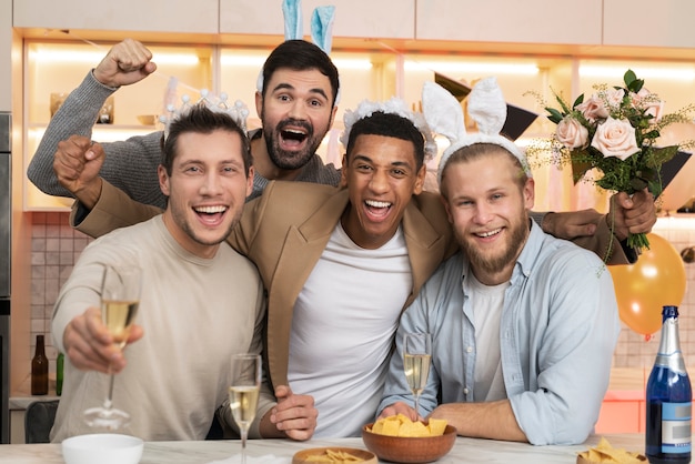 Blije mannen op vrijgezellenfeest