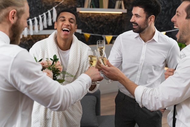 Foto blije mannen op vrijgezellenfeest