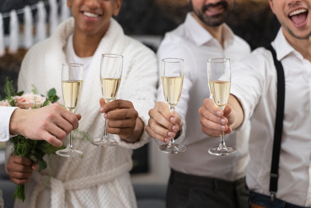 Foto blije mannen op vrijgezellenfeest