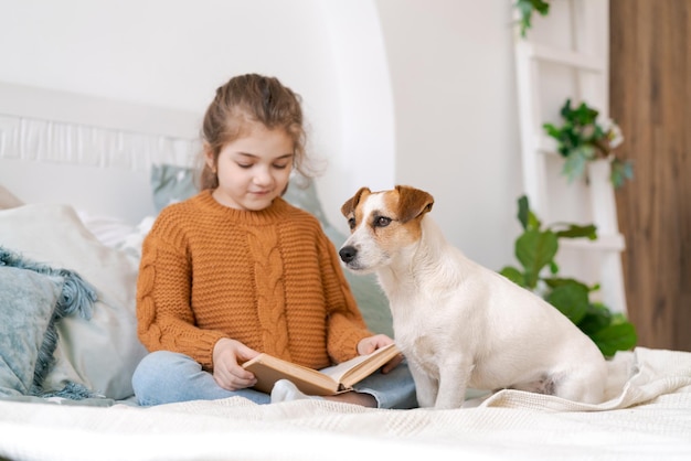 Blije moeder en dochter spelen met hun schattige bedrade jack russell terrier