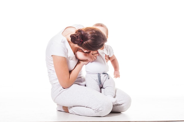 Blije moeder speelt met haar baby, samen tijd