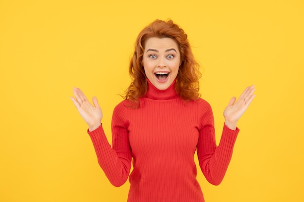 Blije opgewonden verraste vrouwen Afbeelding van opgewonden schreeuwende jonge vrouw die geïsoleerd staat over gele achtergrond