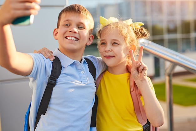 Blije schoolkinderen die selfie op straat maken