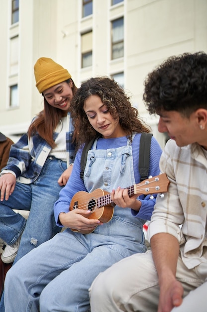 Blije vrienden genieten van ukulele-melodieën