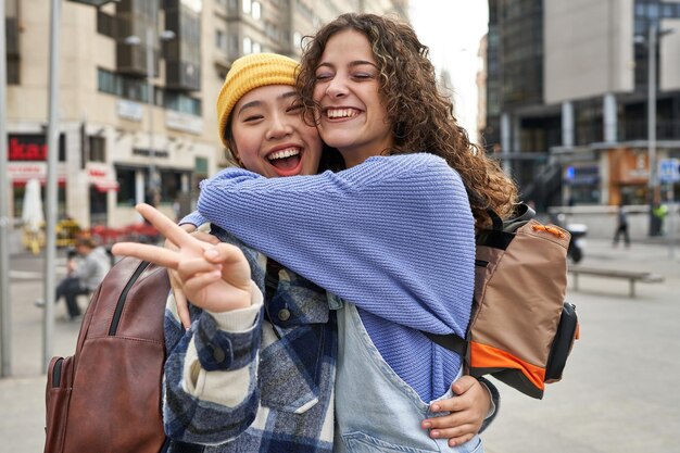 Foto blije vrienden knuffelen na aankomst in madrid