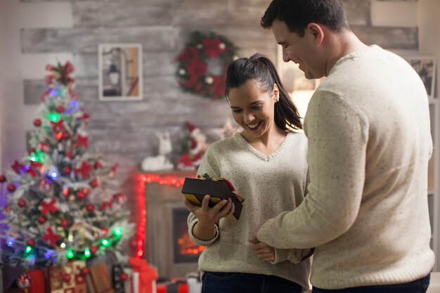 Blije vriendin over haar kerstcadeau van vriendje en kerstboom