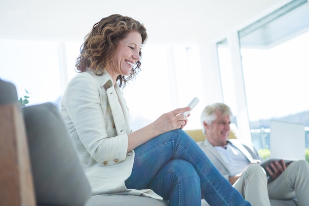 Blije vrouw door de mens die digitale tablet gebruiken