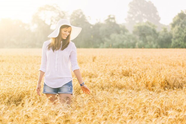 Blije vrouw op het platteland