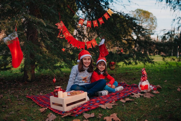 Blije zussen die kerstfoto's maken