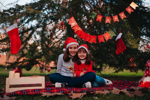 Blije zussen die kerstfoto's maken