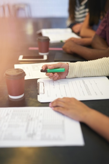 Blijf kalm en haal die test goed. shot van een groep niet-identificeerbare studenten die een studiesessie hebben in een café