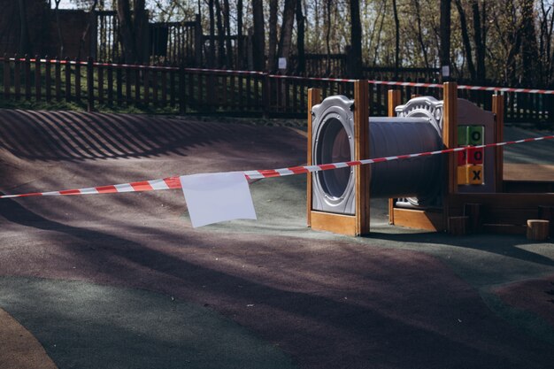 Blijf thuis concept. De strijd tegen het virus. Geen kinderen op de speelplaats in de tuin.