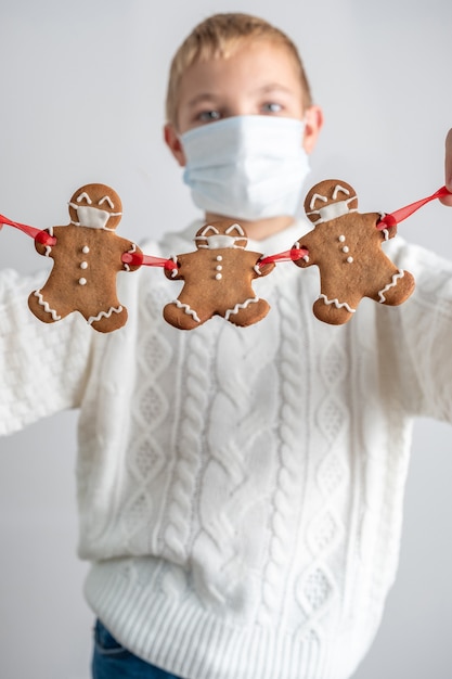 Blijf thuis in quarantaine van Covid-19. Kerst peperkoek mannen met een masker