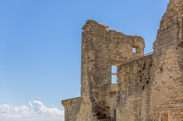 Blijf van historisch monument van oud Chateau DE Lacoste op blauwe hemelachtergrond, Vaucluse, Frankrijk