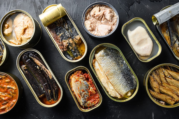 Blikje van makreel, makreel, sprot, sardines, sardines, inktvis, tonijn