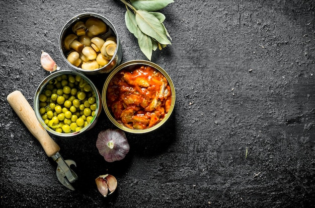 Blikjes openen met doperwtjes champignons en sprot in tomatensaus