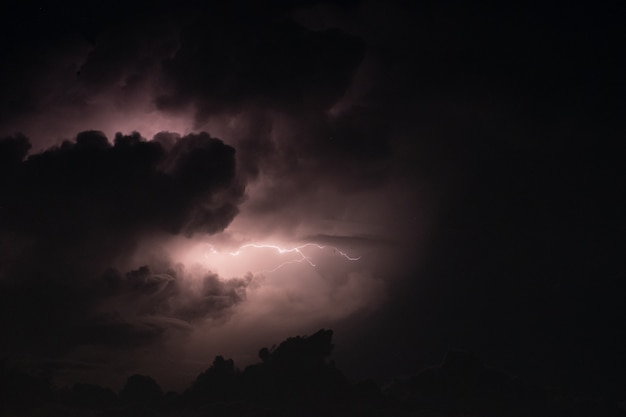 Foto bliksem in de regenbui 's nachts