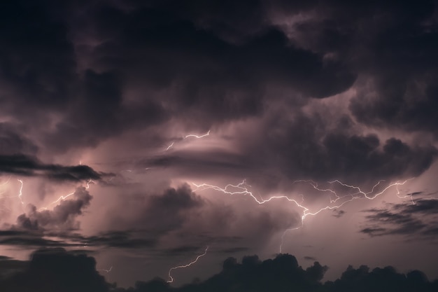 Bliksem in de regenbui 's nachts