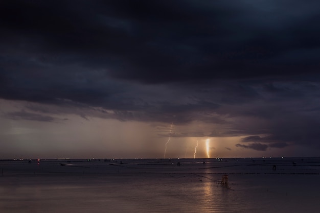 Bliksem in de zee De regenwolken vormen zich.