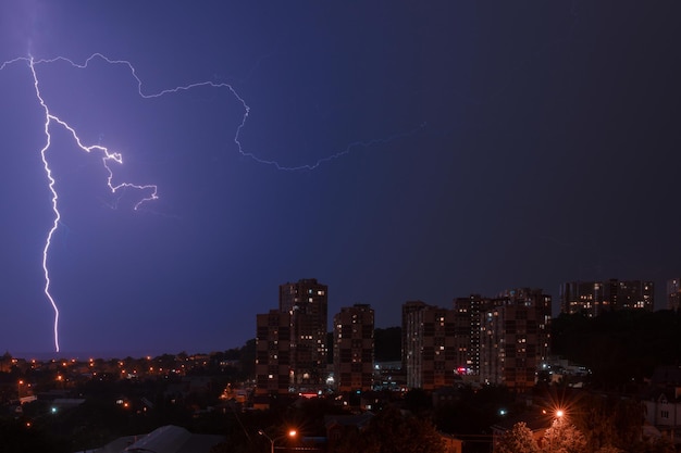 Bliksem over de nachtstad Stavropol