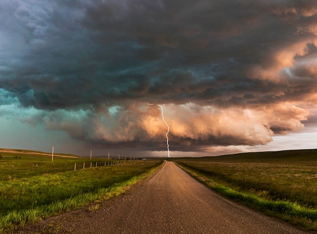 Foto bliksem treft aan het einde van de weg tijdens een zware storm