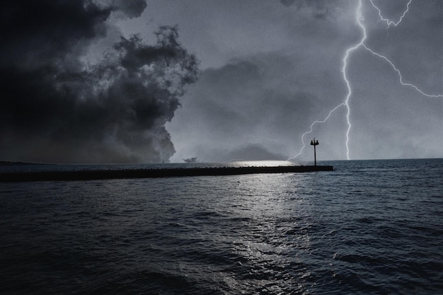 Bliksem treft het meer.