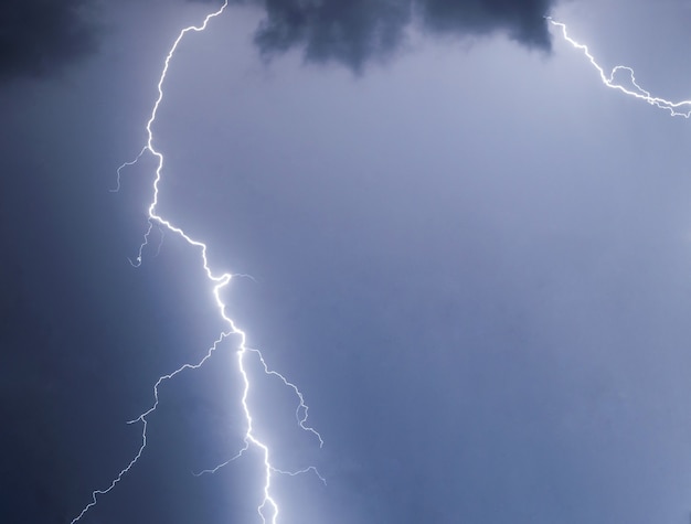 Foto bliksemschichten en blikseminslagen bij zomerstorm