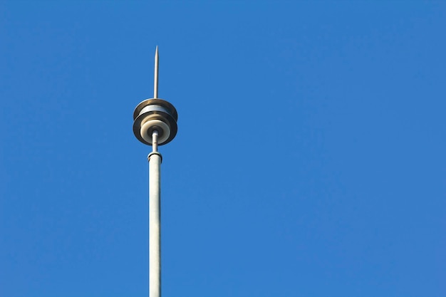 Foto bliksemstok tegen de blauwe hemel.