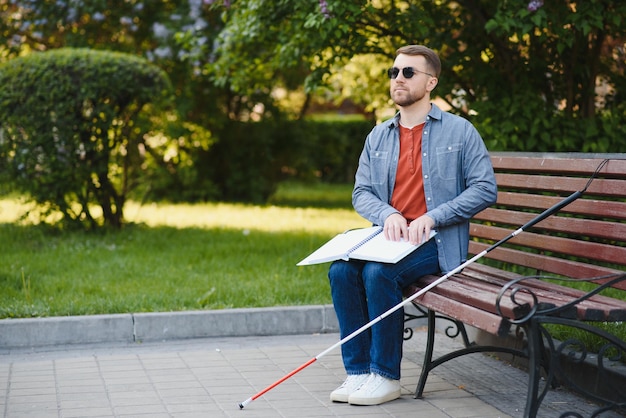 写真 ベンチに座っている盲目の男