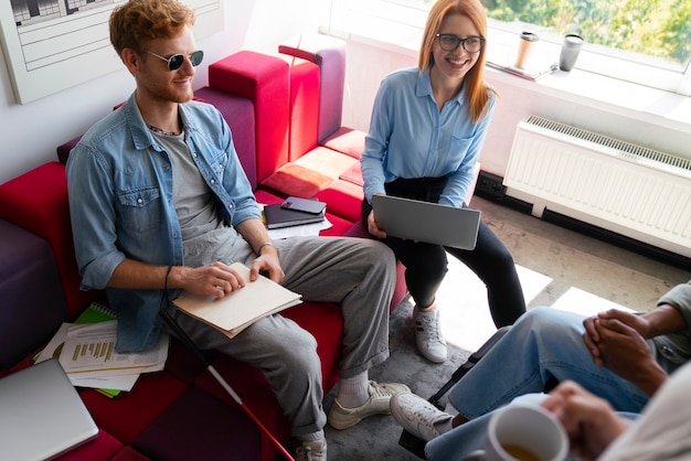 Foto persona non vedente che lavora in un lavoro d'ufficio inclusivo