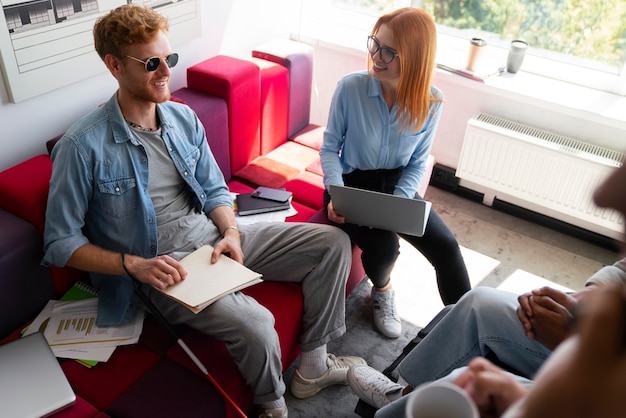 Blinde aan het werk bij een inclusieve kantoorbaan