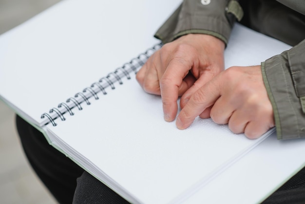 Blinde man lezen door brailleboek aan te raken