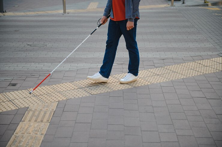 Blinde man loopt op stoep met stok