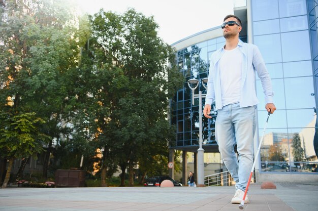 Blinde man Slechtziende man met wandelstok