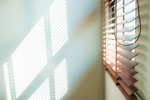 Foto blinds in een huis vangen het zonlicht