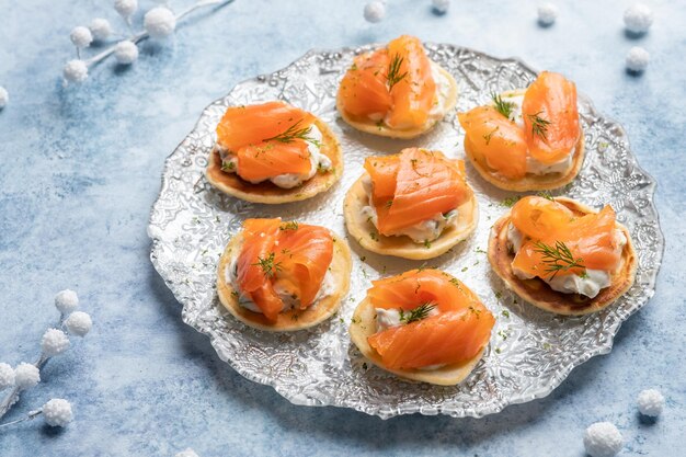 Blini met gerookte zalm en zure room