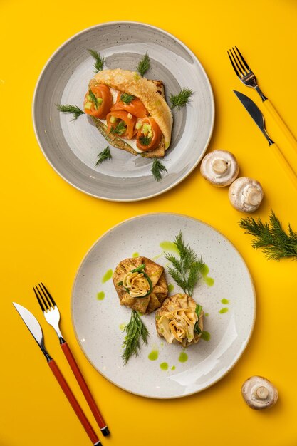 Photo blini pancakedays and yellow background pancake stuffed by meat and coffee breakfast