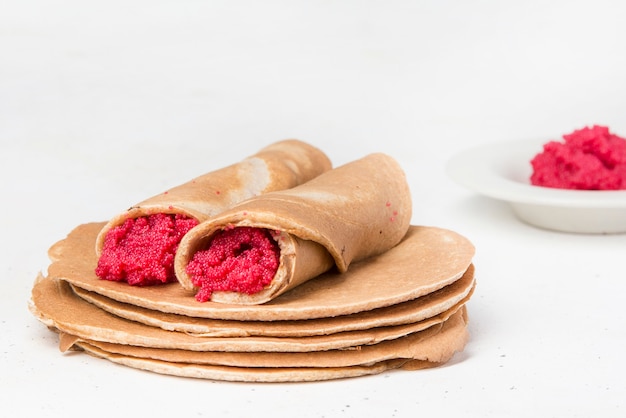 Blinis-pannenkoeken met rode kaviaar typisch voor het Russische carnaval